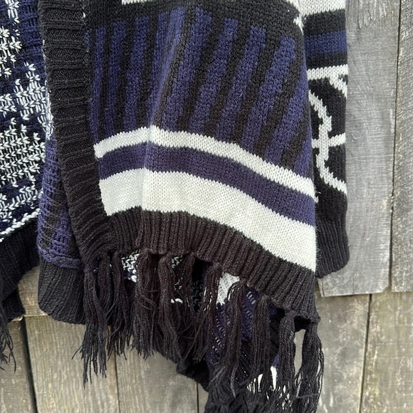 Charlotte Russe Asymettrical Fringe Shrug Wrap - Picture 3 of 11